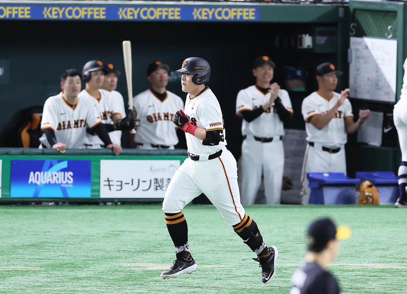 巨人対ソフトバンク　3回裏巨人1死二塁、岡本和は逆転の左越え2点本塁打を放つ（撮影・足立雅史）