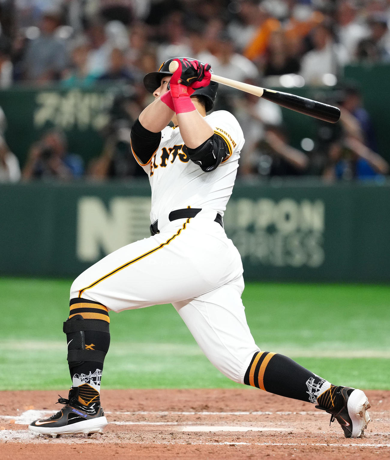 巨人対ソフトバンク　3回裏巨人1死二塁、2点本塁打を放つ岡本和（撮影・江口和貴）
