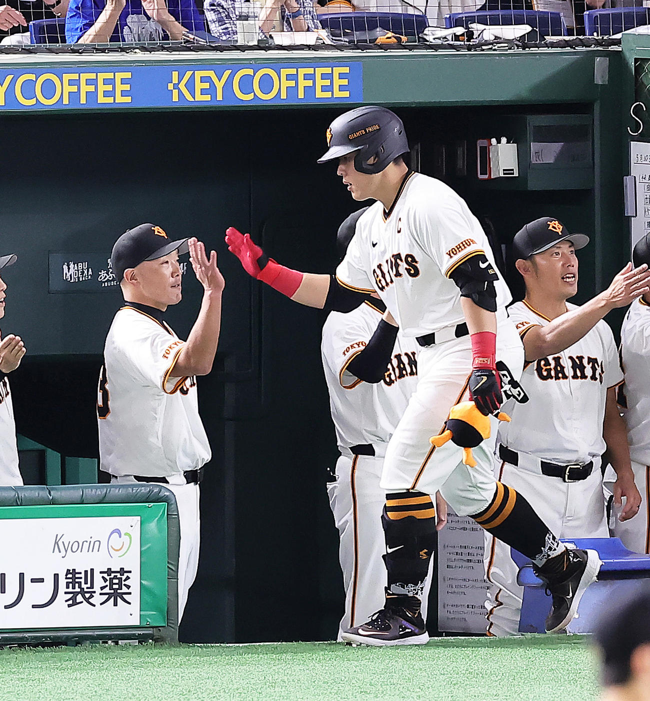 巨人対ソフトバンク　3回裏巨人1死二塁、岡本和（右）は逆転の左越え2点本塁打を放ち阿部監督にタッチで迎えられる（撮影・足立雅史）