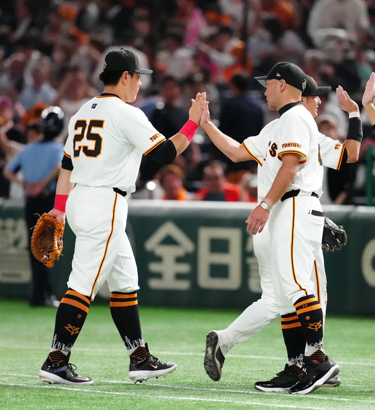 巨人対ソフトバンク　試合後、巨人岡本和（左）とタッチを交わす阿部監督（撮影・江口和貴）