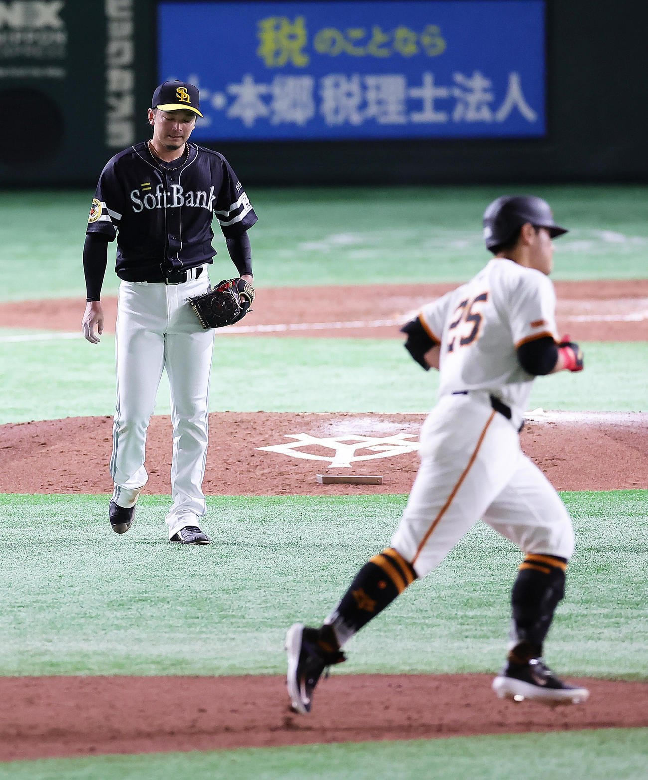 巨人対ソフトバンク　3回裏巨人1死二塁、岡本和（手前）に逆転の左越え2点本塁打を浴びた東浜（撮影・足立雅史）