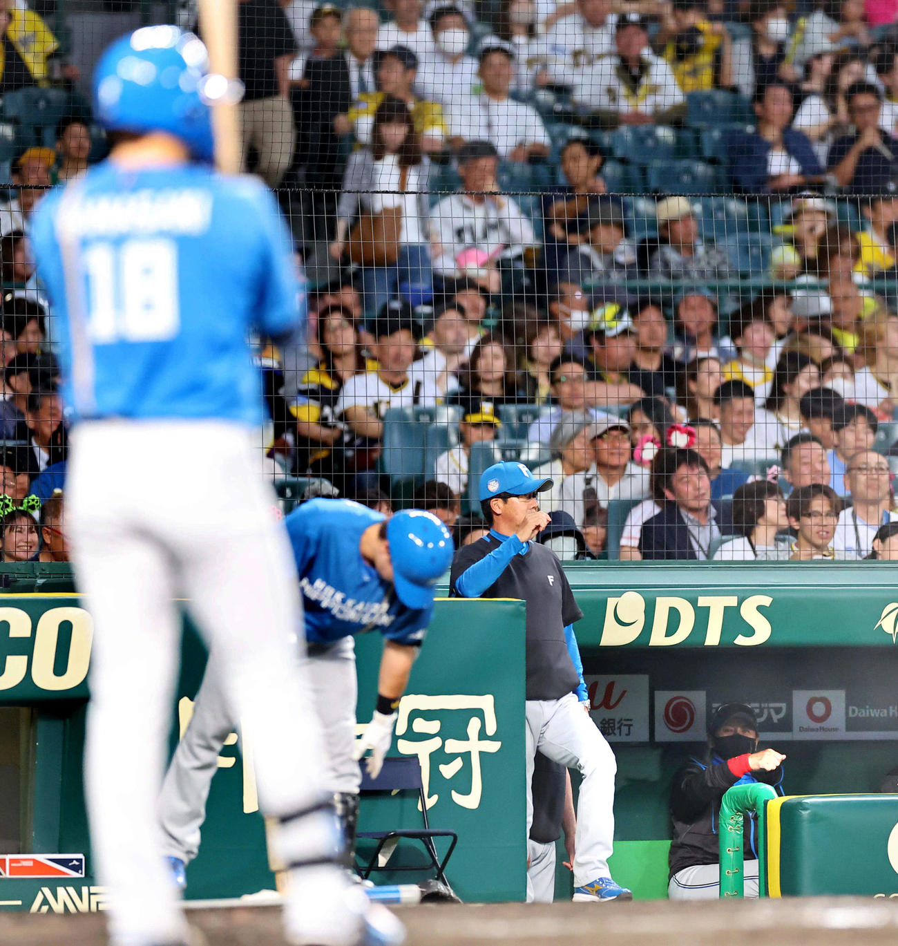 阪神対日本ハム　4回表日本ハム無死一、三塁、新庄監督（右）は山崎に打てのサインを出す（撮影・上田博志）