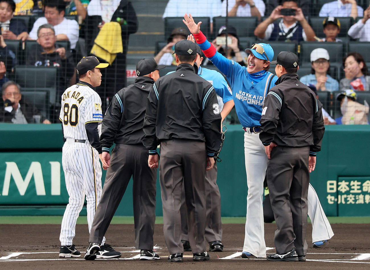 阪神対日本ハム　メンバー表の最終確認で審判団とハイタッチする新庄監督（右）だが岡田監督は静観…（撮影・加藤哉）