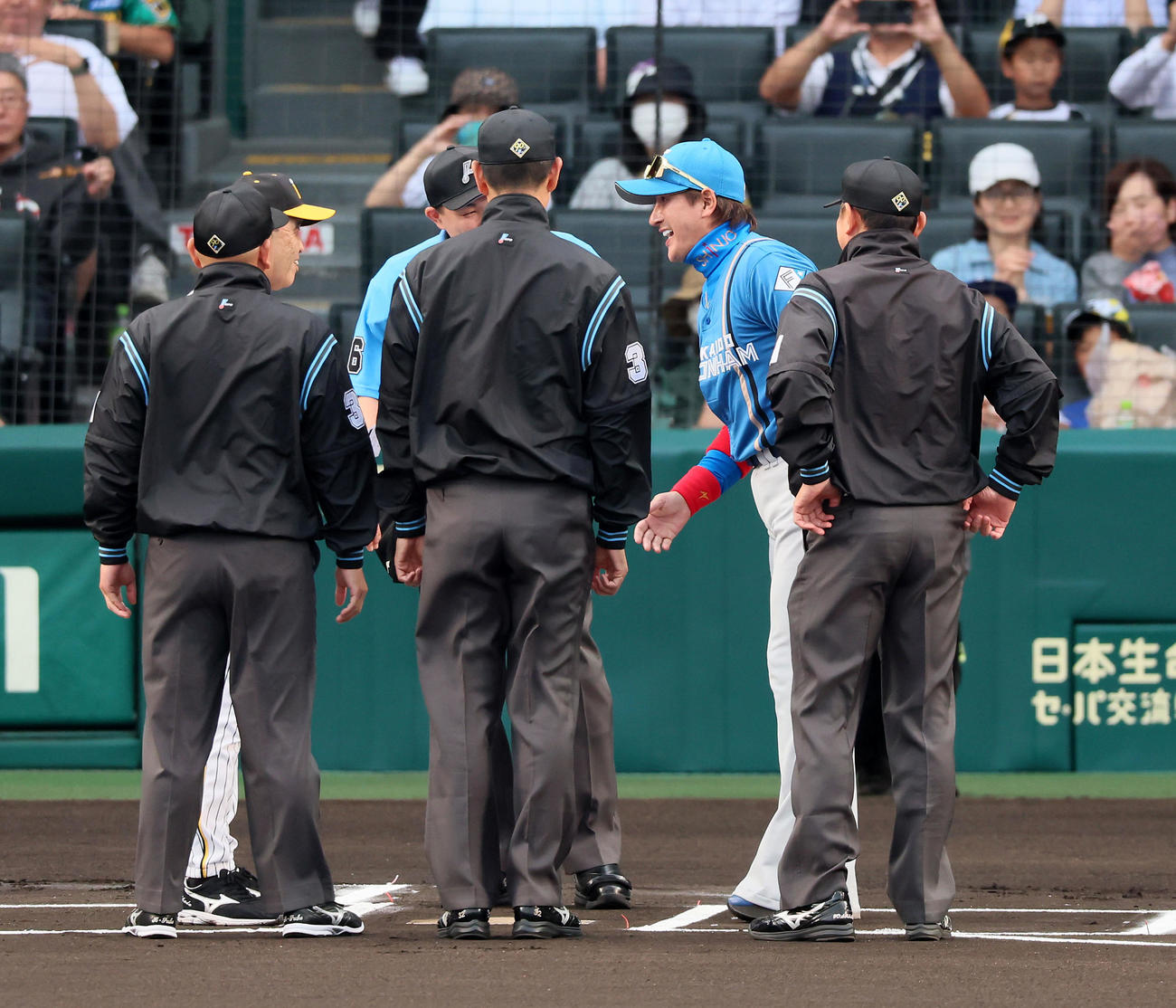 阪神対日本ハム　メンバー表の最終確認で岡田監督（左）と話す新庄監督（撮影・加藤哉）