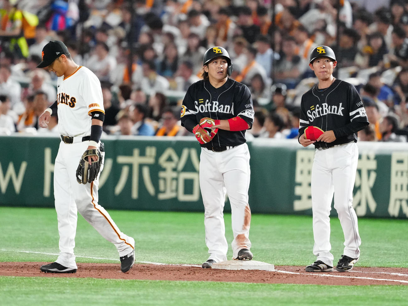 巨人対ソフトバンク　3回表ソフトバンク1死一、二塁、適時打を放った甲斐（中央）（撮影・江口和貴）