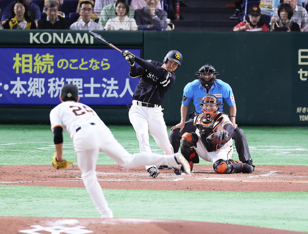 巨人対ソフトバンク　2回表ソフトバンク2死満塁、柳町は右前2点適時打を放つ。投手高橋礼（撮影・足立雅史）