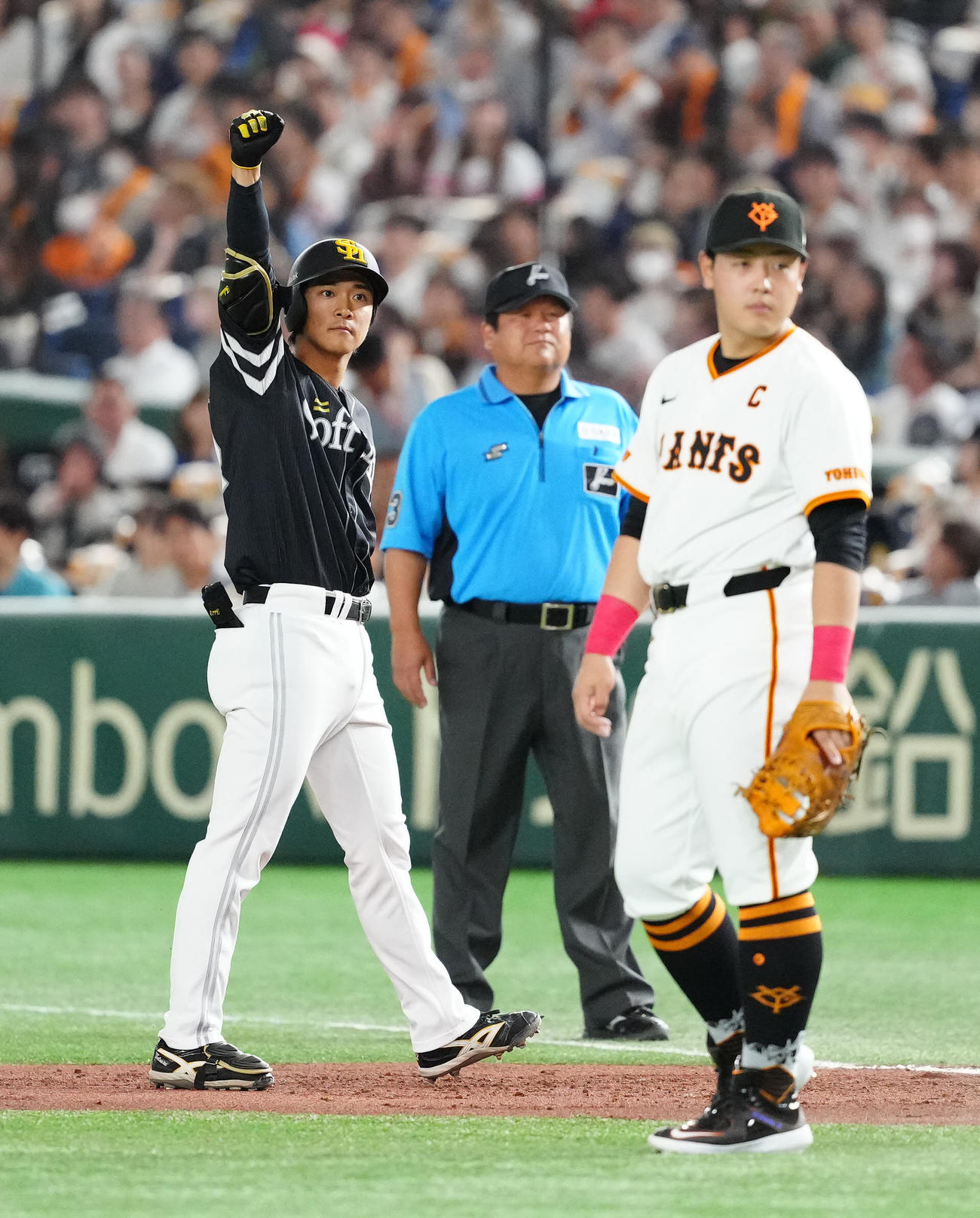 巨人対ソフトバンク　2回表ソフトバンク2死満塁、2点適時打を放ちガッツポーズの柳町（左）（撮影・江口和貴）