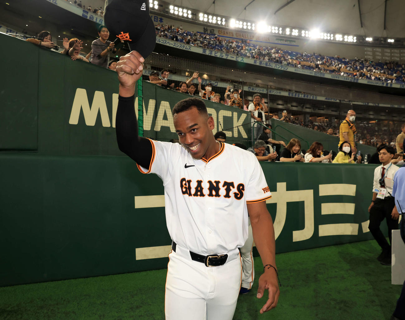 巨人対ソフトバンク　大逆転勝利で、場内1周で笑顔でファンにあいさつする巨人ヘルナンデス（撮影・浅見桂子）