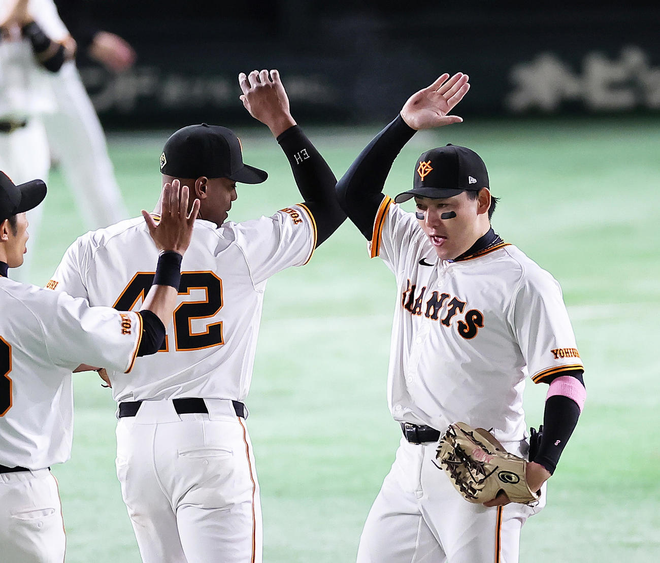 巨人対ソフトバンク　ソフトバンクに勝利し、タッチを交わす巨人のヘルナンデス（左）と丸（撮影・足立雅史）