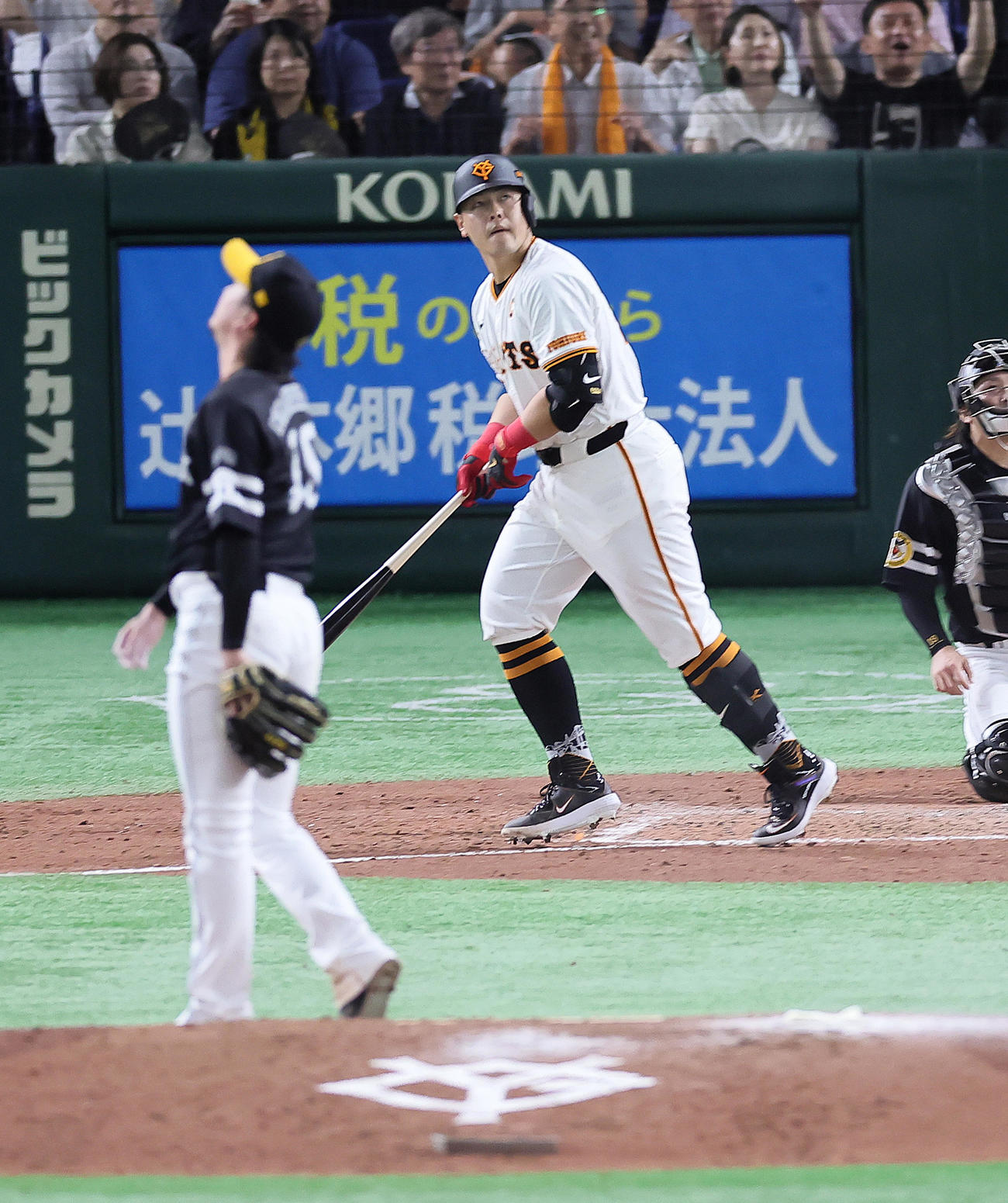巨人対ソフトバンク　3回裏巨人1死二塁、岡本和は逆転の左越え2点本塁打を放つ。投手東浜（撮影・足立雅史）