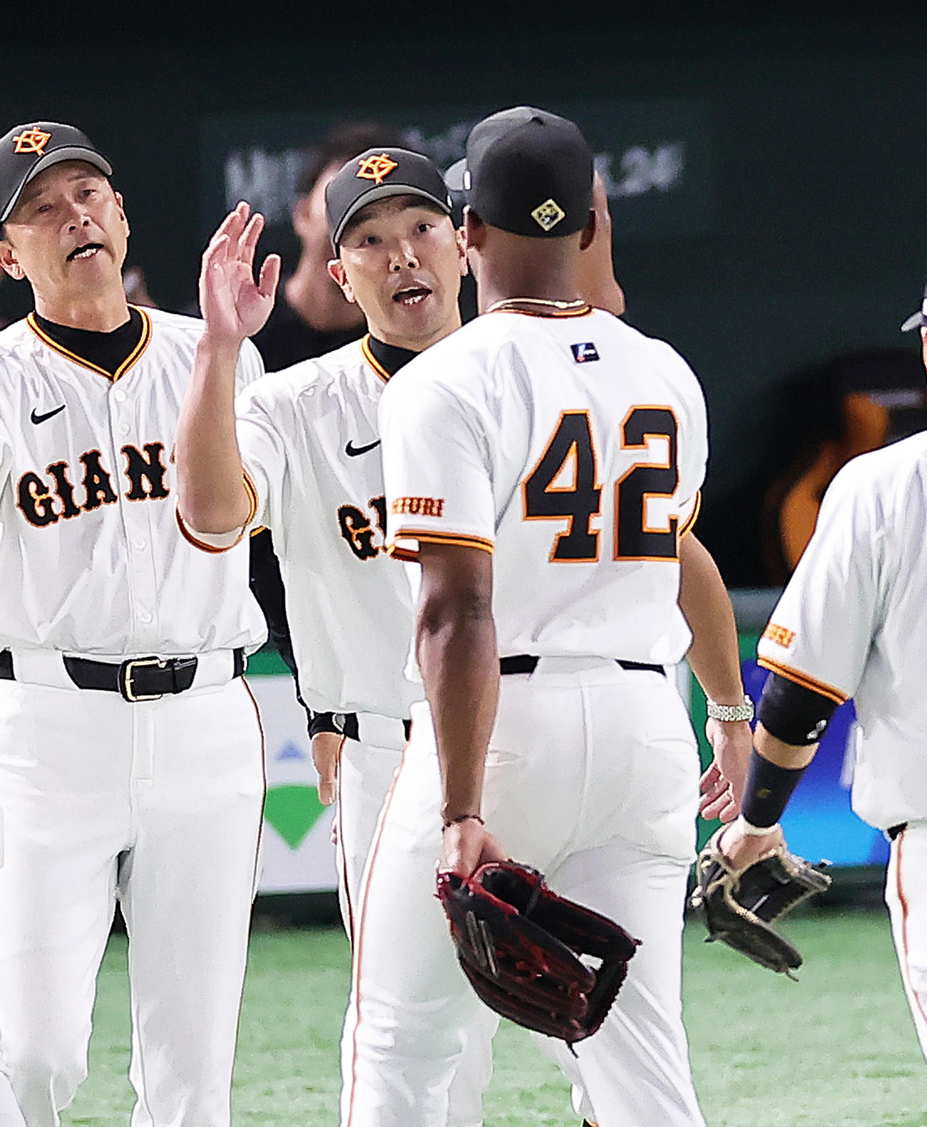 巨人対ソフトバンク　ソフトバンクに勝利し、タッチを交わす巨人の阿部監督（中央）とヘルナンデス（撮影・足立雅史）