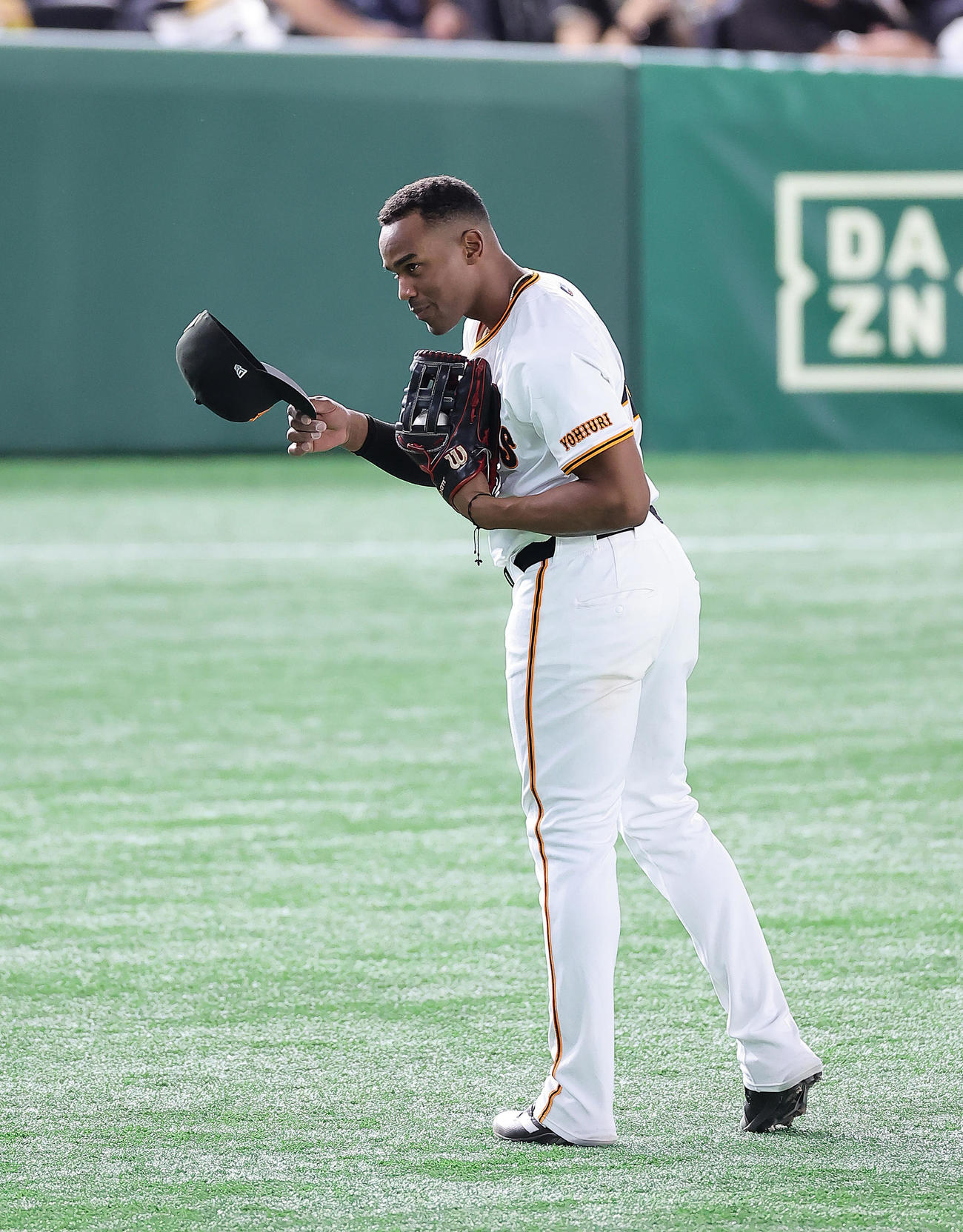 巨人対ソフトバンク　3回に来日初本塁打となる左越え3点本塁打を放った巨人ヘルナンデスはスタンドの声援にお辞儀で応える（撮影・足立雅史）