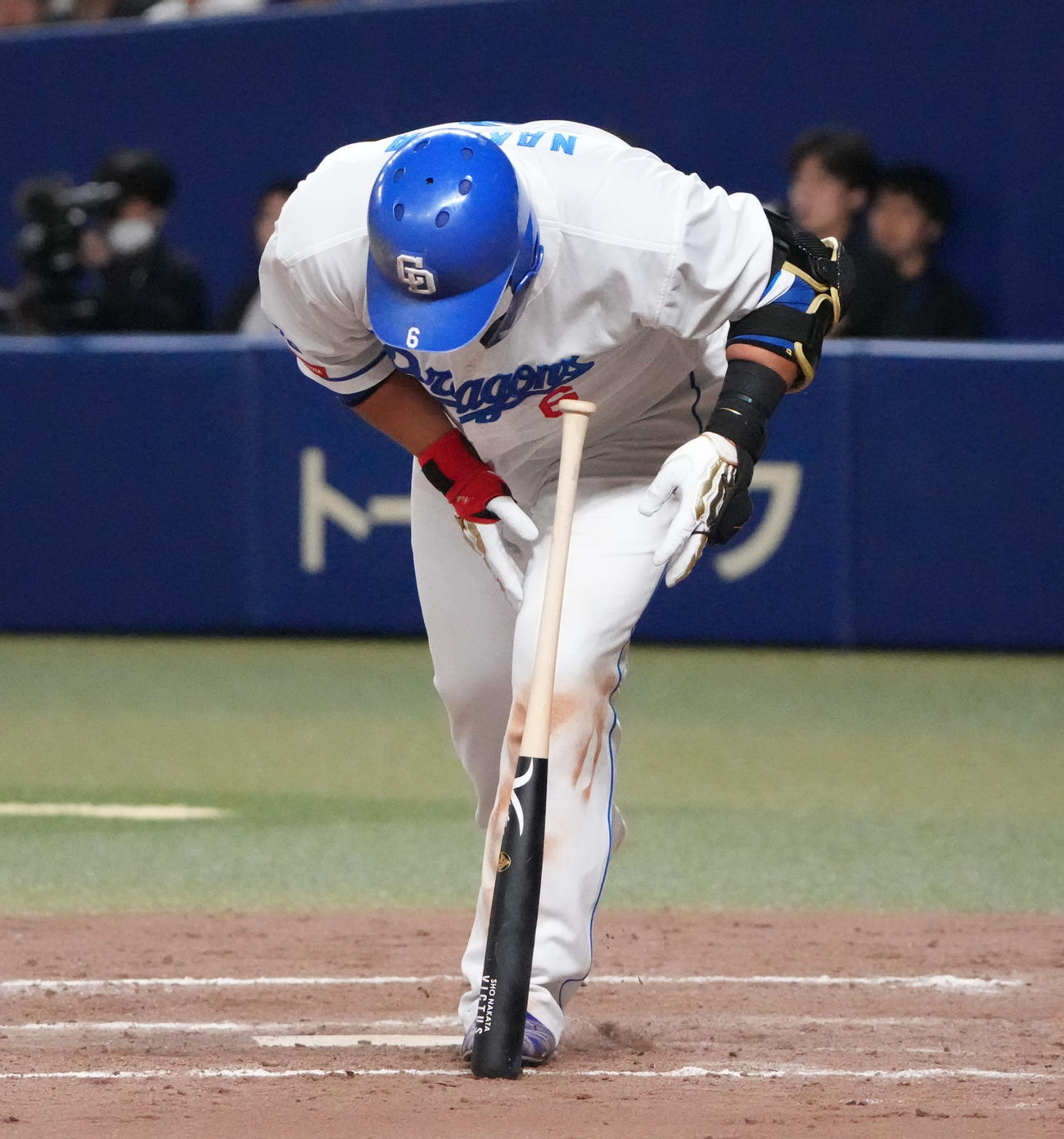 中日対西武　9回裏中日無死一塁、自打球を当てる中田（撮影・森本幸一）
