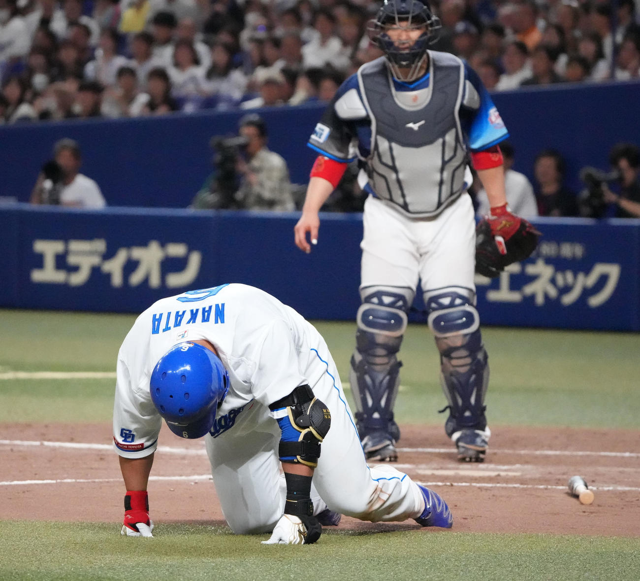 中日対西武　9回裏中日無死一塁、自打球を当てうずくまる中田（撮影・森本幸一）