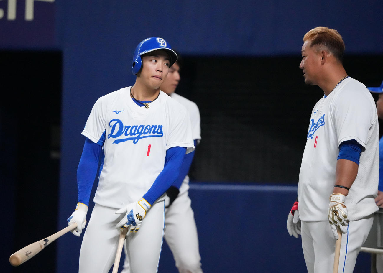 中日対西武　試合前、中田と言葉を交わす岡林（左）（撮影・森本幸一）