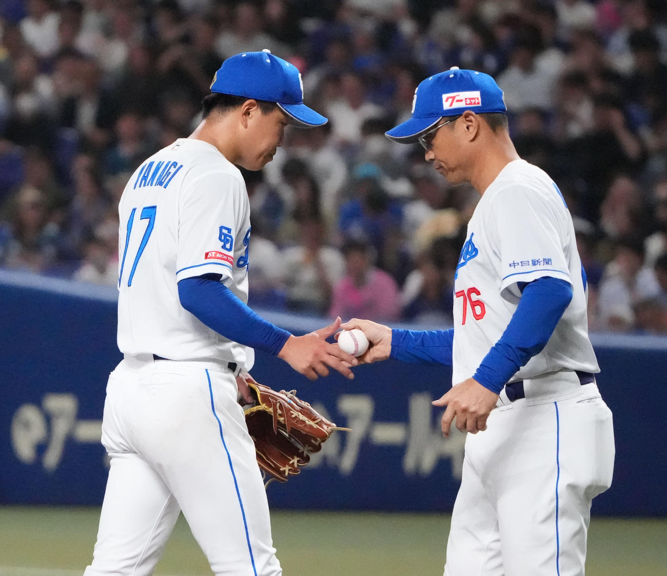 中日対西武　6回表西武無死一、二塁、降板となった柳（左）（撮影・森本幸一）