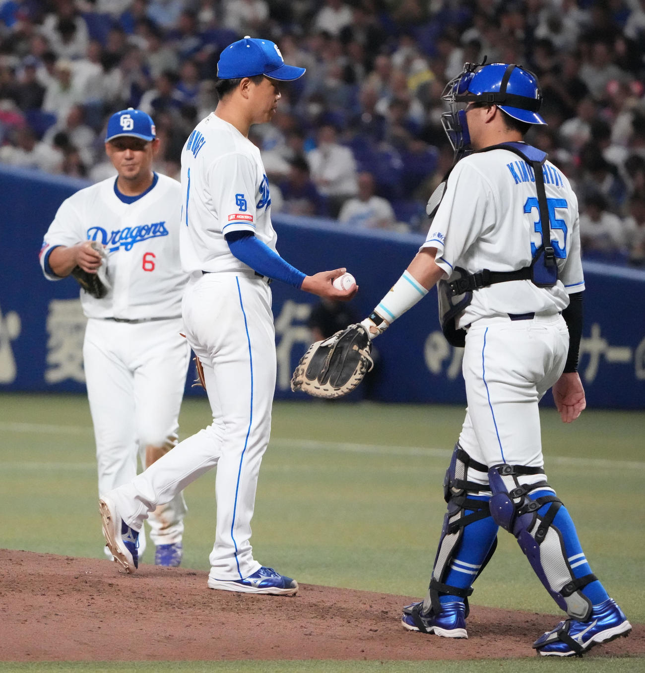 中日対西武　6回表西武無死一、二塁、マウンドを降りる柳（中央）（撮影・森本幸一）