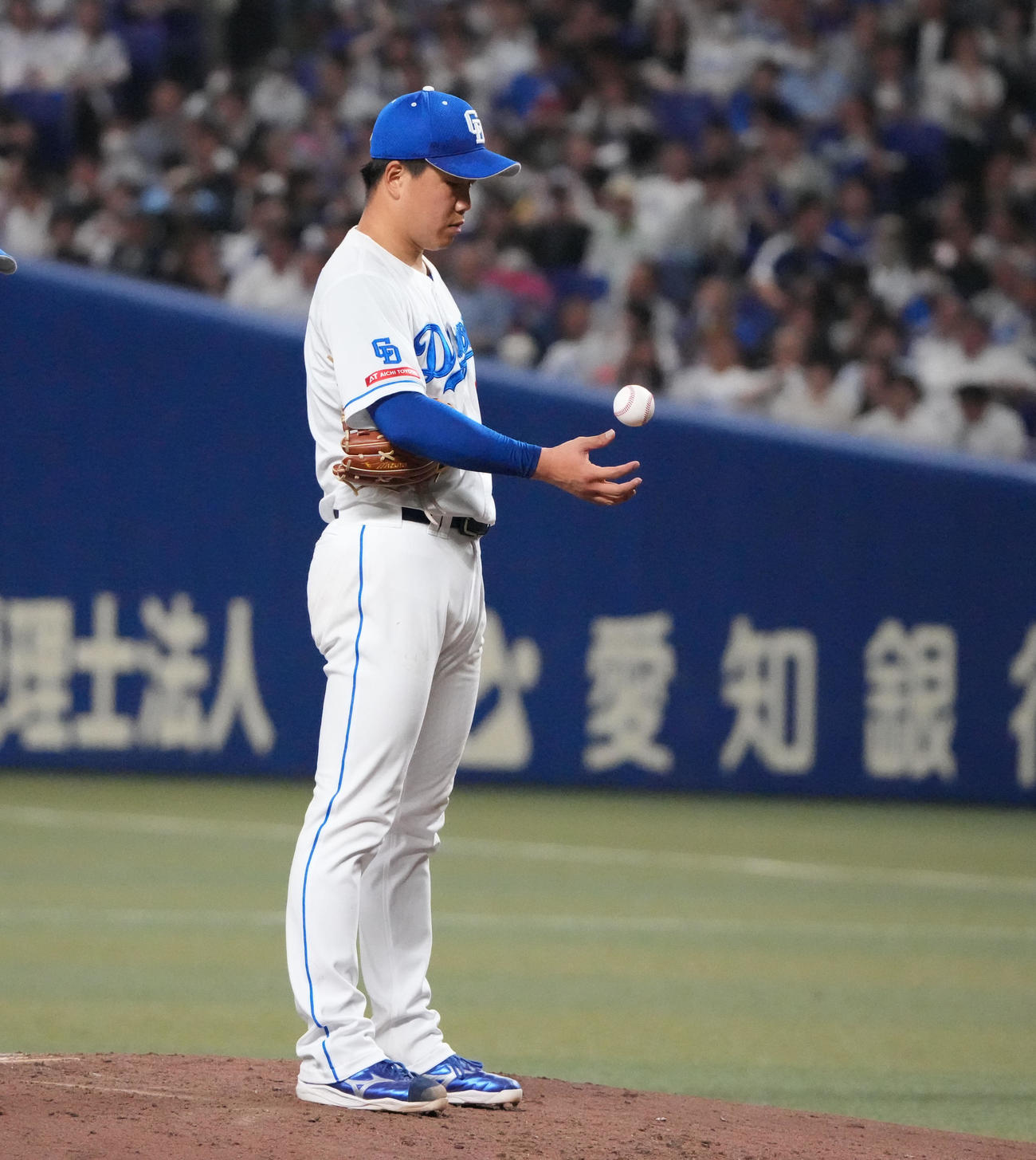 中日対西武　6回表西武無死一、二塁、マウンドを降りる柳（撮影・森本幸一）