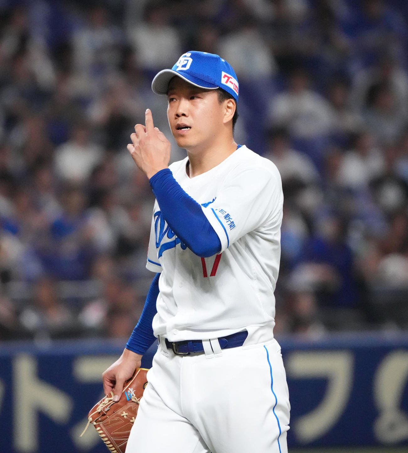 中日対西武　1回表終了、ベンチへ戻る柳（撮影・森本幸一）
