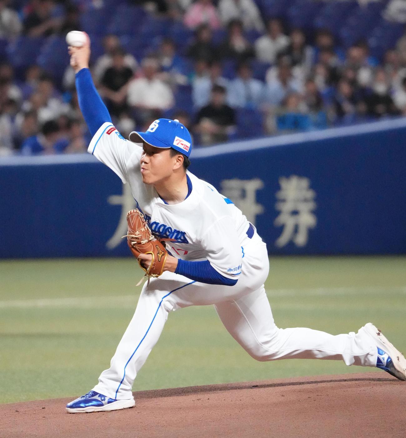 中日対西武　1回表、登板する中日先発の柳（撮影・森本幸一）