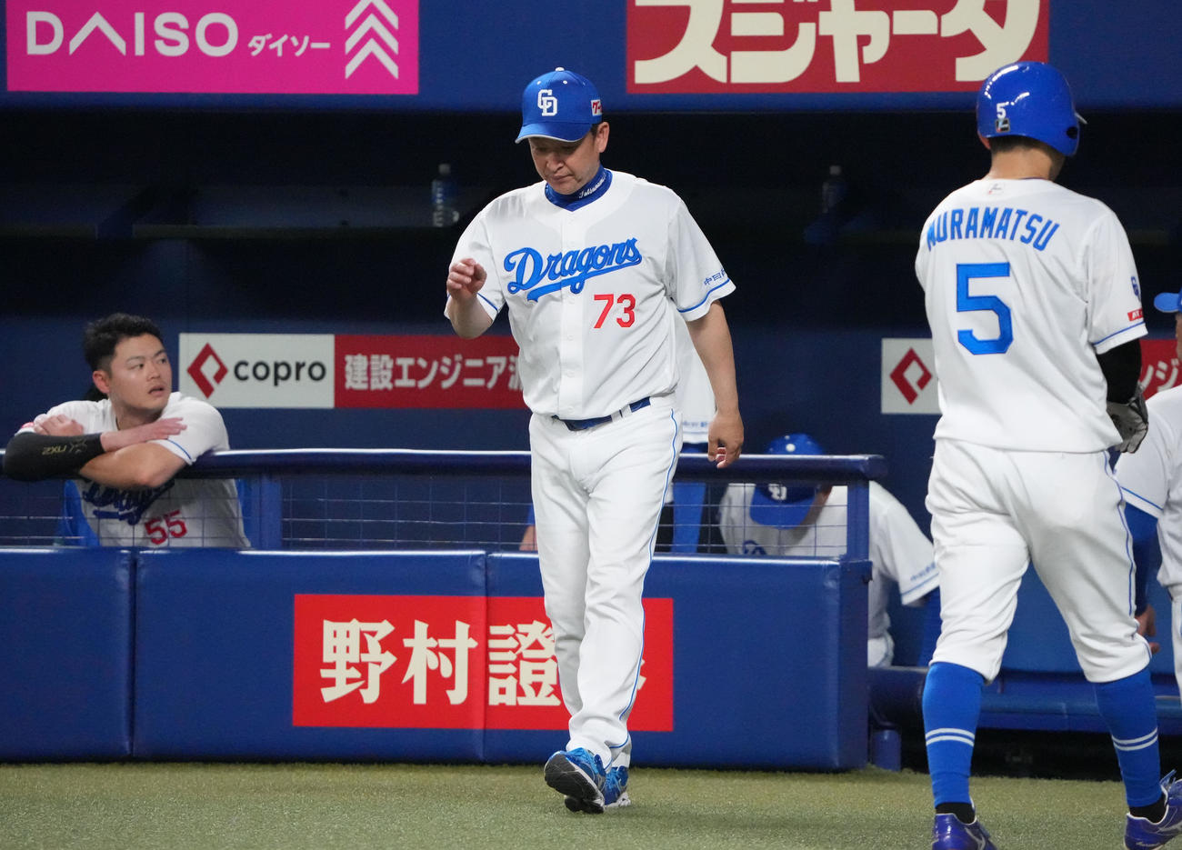 中日対西武　7回終了、選手交代を告げる立浪監督（中央）（撮影・森本幸一）