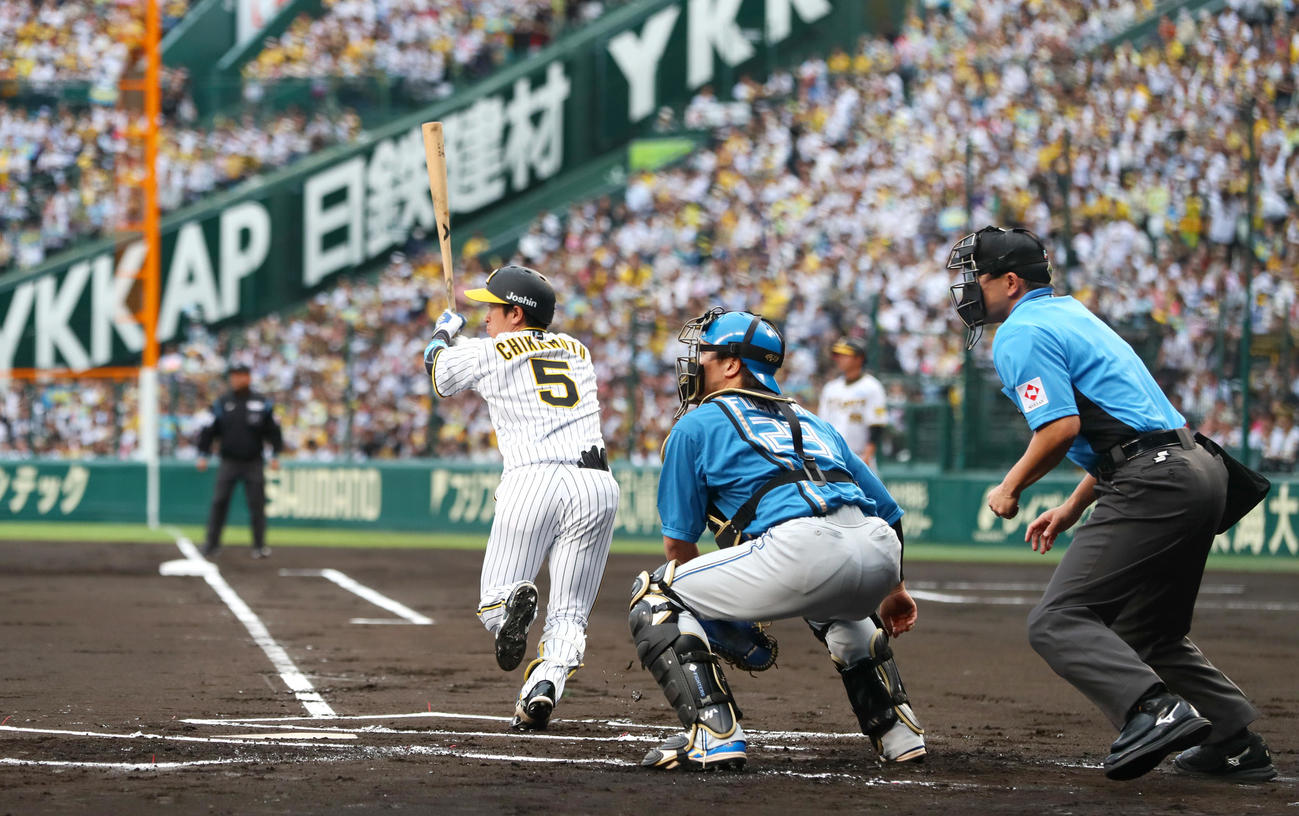 阪神対日本ハム　1回裏阪神無死、近本は左前打を放つ（撮影・上山淳一）