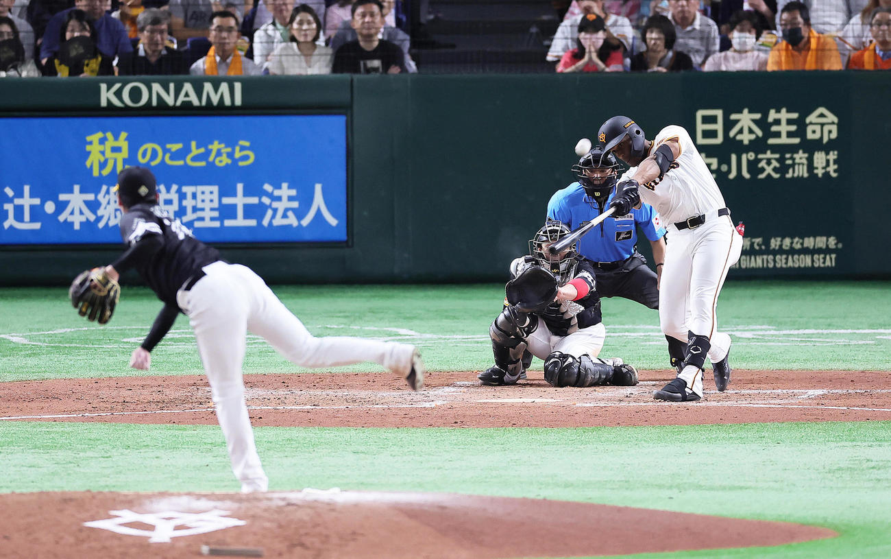 巨人対ソフトバンク　3回裏巨人1死一、二塁、ヘルナンデスは来日初本塁打となる左越え3点本塁打を放つ。投手東浜（撮影・足立雅史）