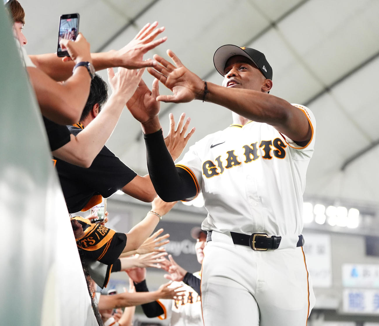 巨人対ソフトバンク　試合後、ファンとタッチを交わす巨人ヘルナンデス（撮影・江口和貴）
