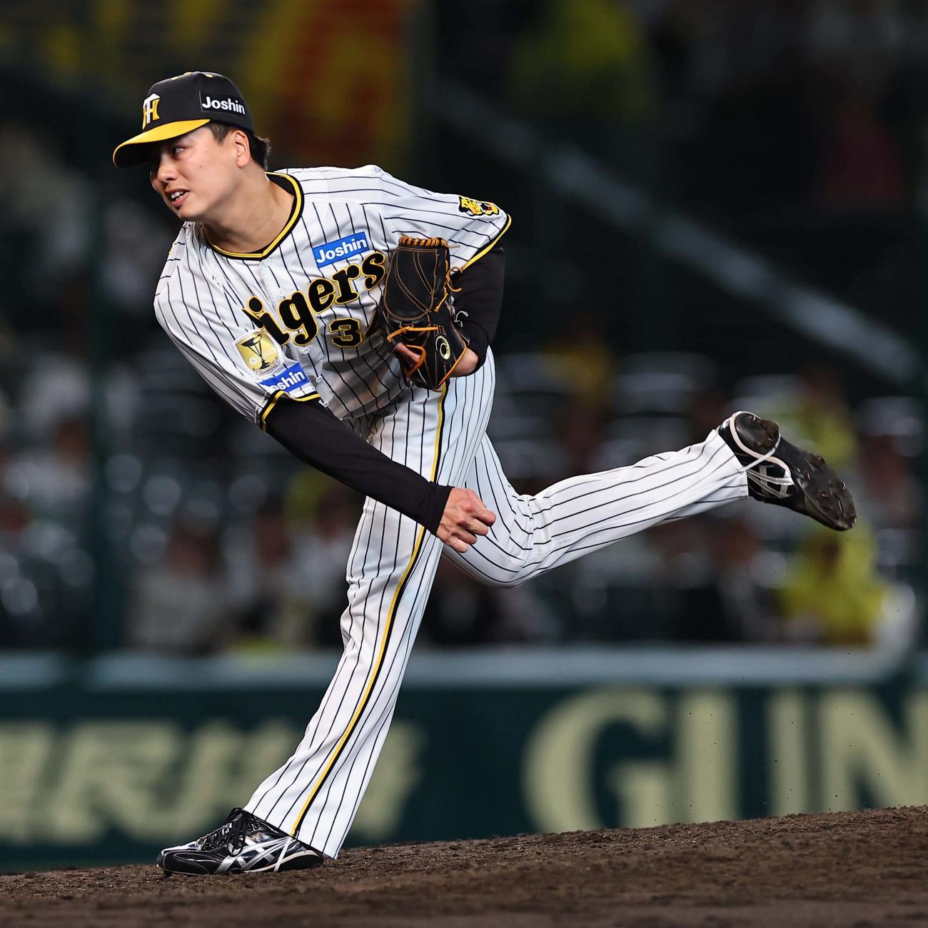 阪神対日本ハム　阪神4番手の漆原（撮影・上田博志）