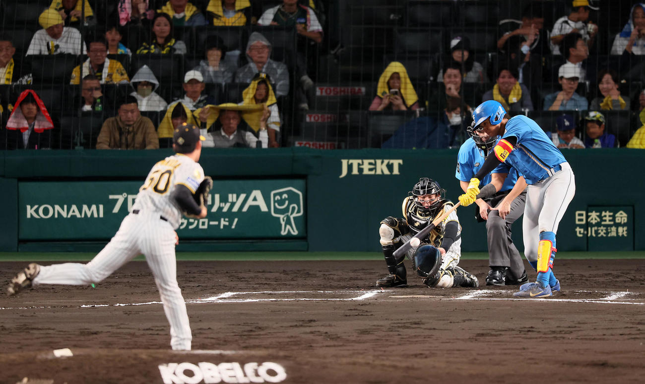 阪神対日本ハム　6回表日本ハム1死、水谷は左前打を放つ。投手は富田（撮影・加藤哉）