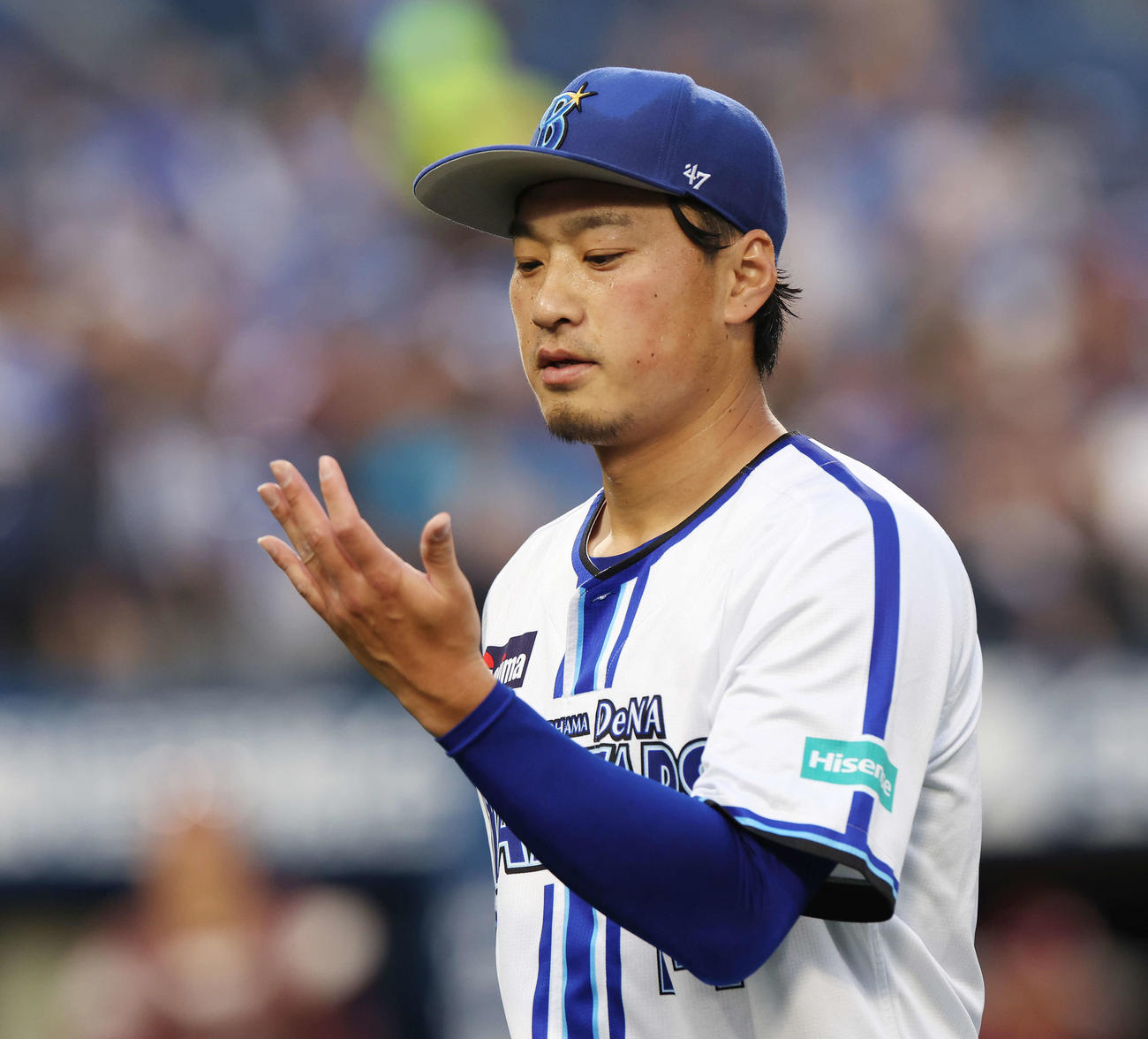 DeNA対楽天　1回表ソロ本塁打を許したDeNA石田健は手を見つめる（撮影・宮地輝）