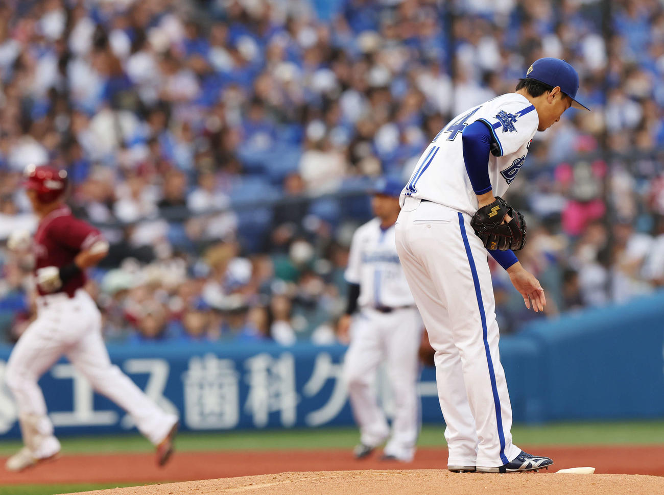 DeNA対楽天　1回表楽天1死、村林（左）に左越え先制ソロ本塁打を浴びる石田健（撮影・宮地輝）