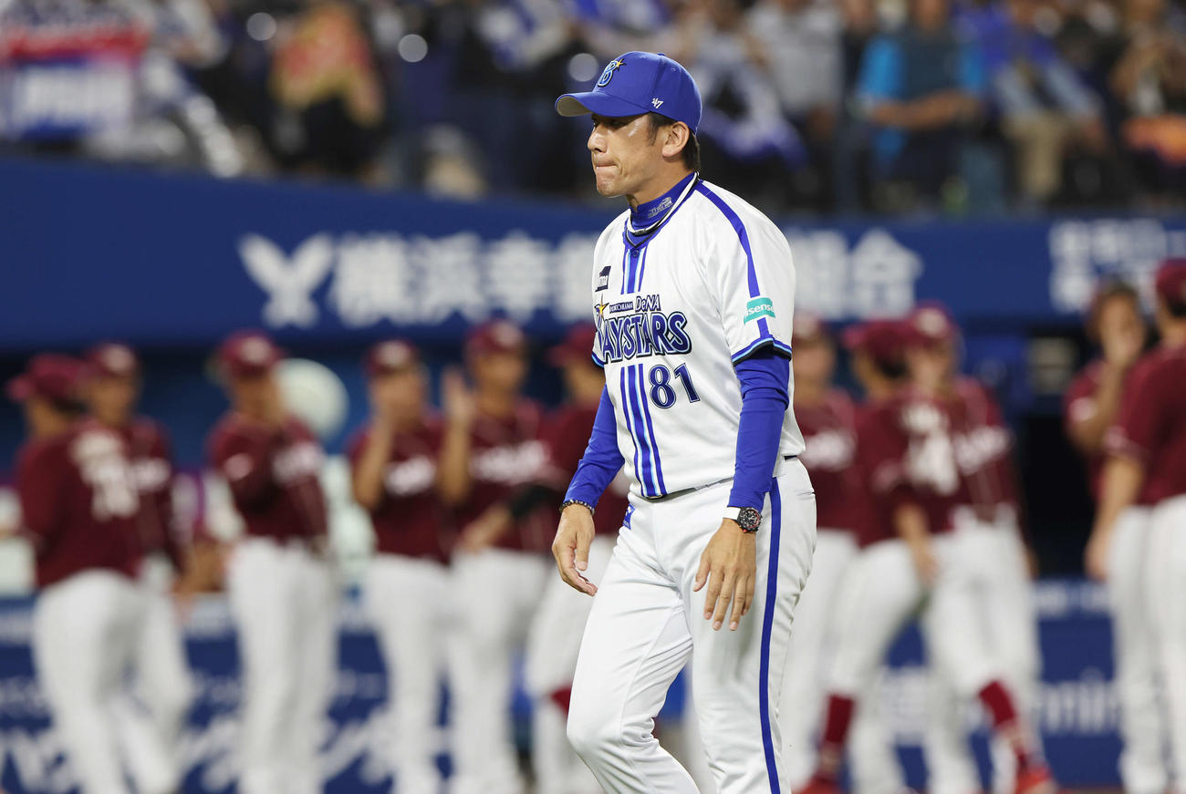 DeNA対楽天　敗れて厳しい表情で引き揚げるDeNA三浦監督（撮影・宮地輝）