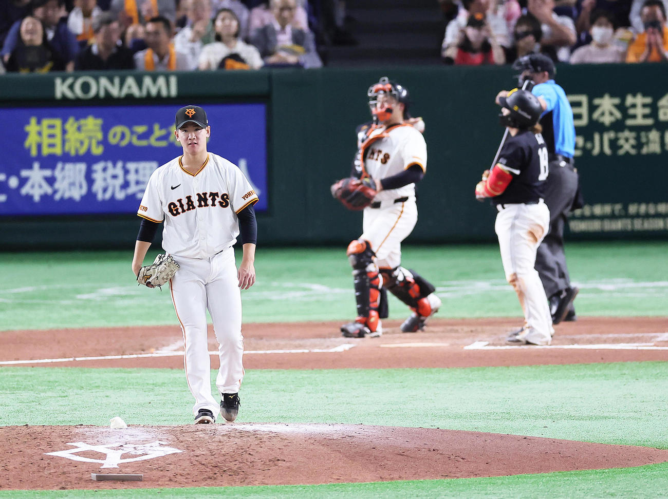 巨人対ソフトバンク　6回表ソフトバンク無死、甲斐を見逃し三振に仕留めた井上（撮影・足立雅史）