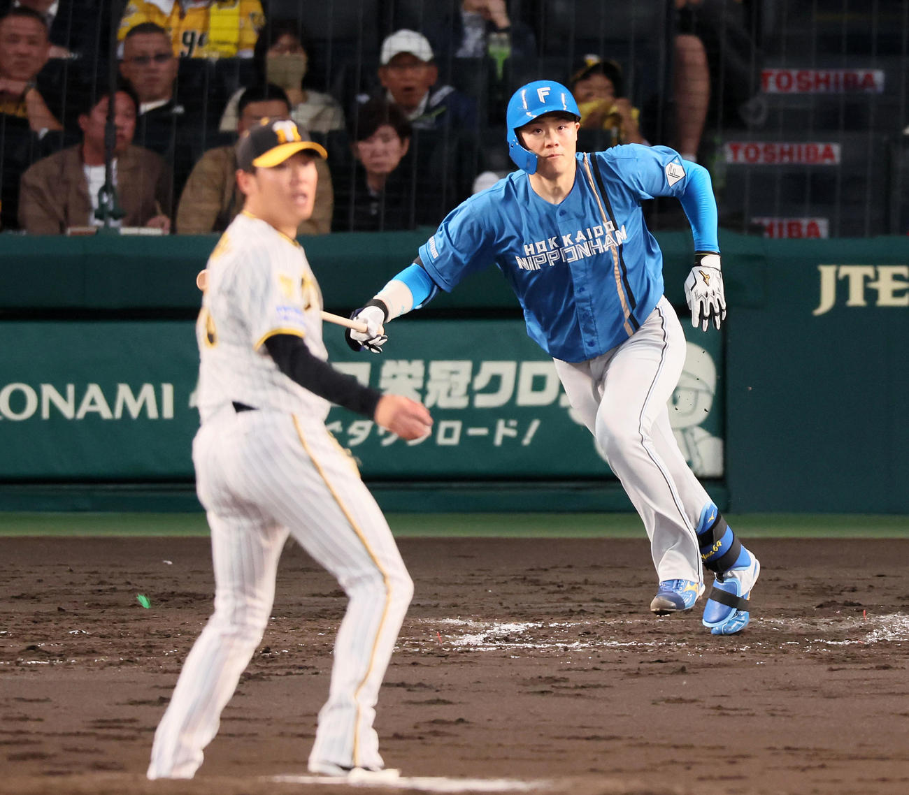 阪神対日本ハム　4回表日本ハム無死一、三塁、山崎は先制適時打を放つ。投手は西勇（撮影・加藤哉）