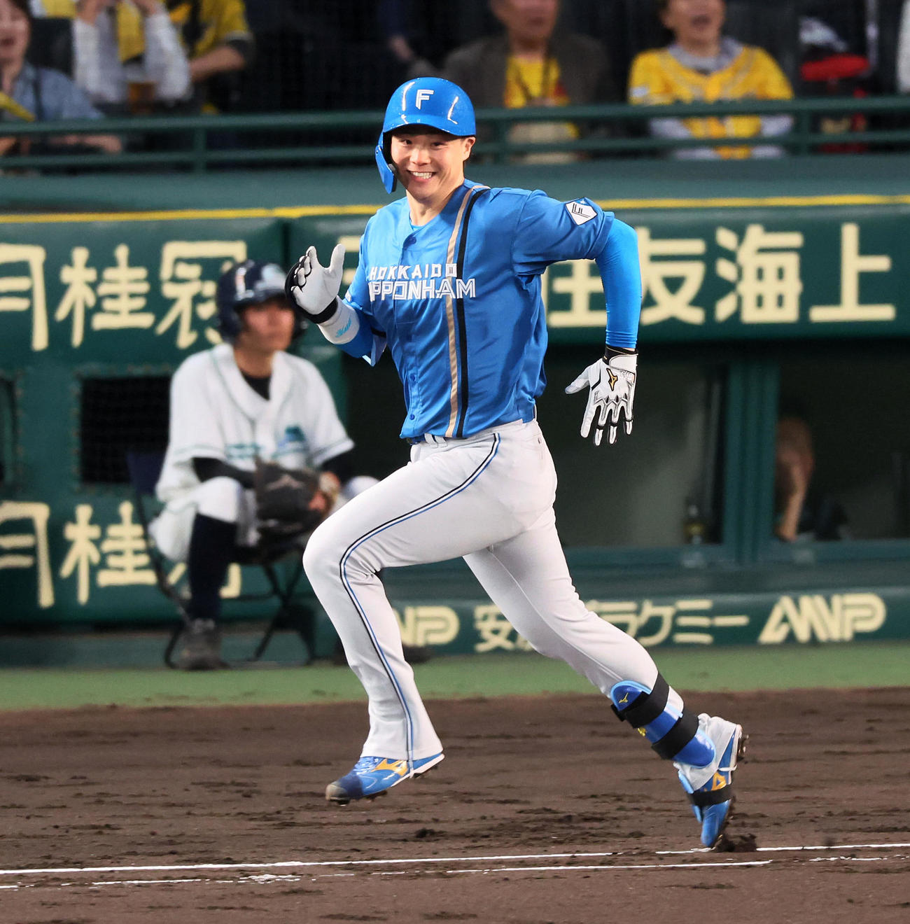 阪神対日本ハム　4回表日本ハム無死一、三塁、山崎は先制適時打を放ち笑顔で一塁へ走る（撮影・加藤哉）