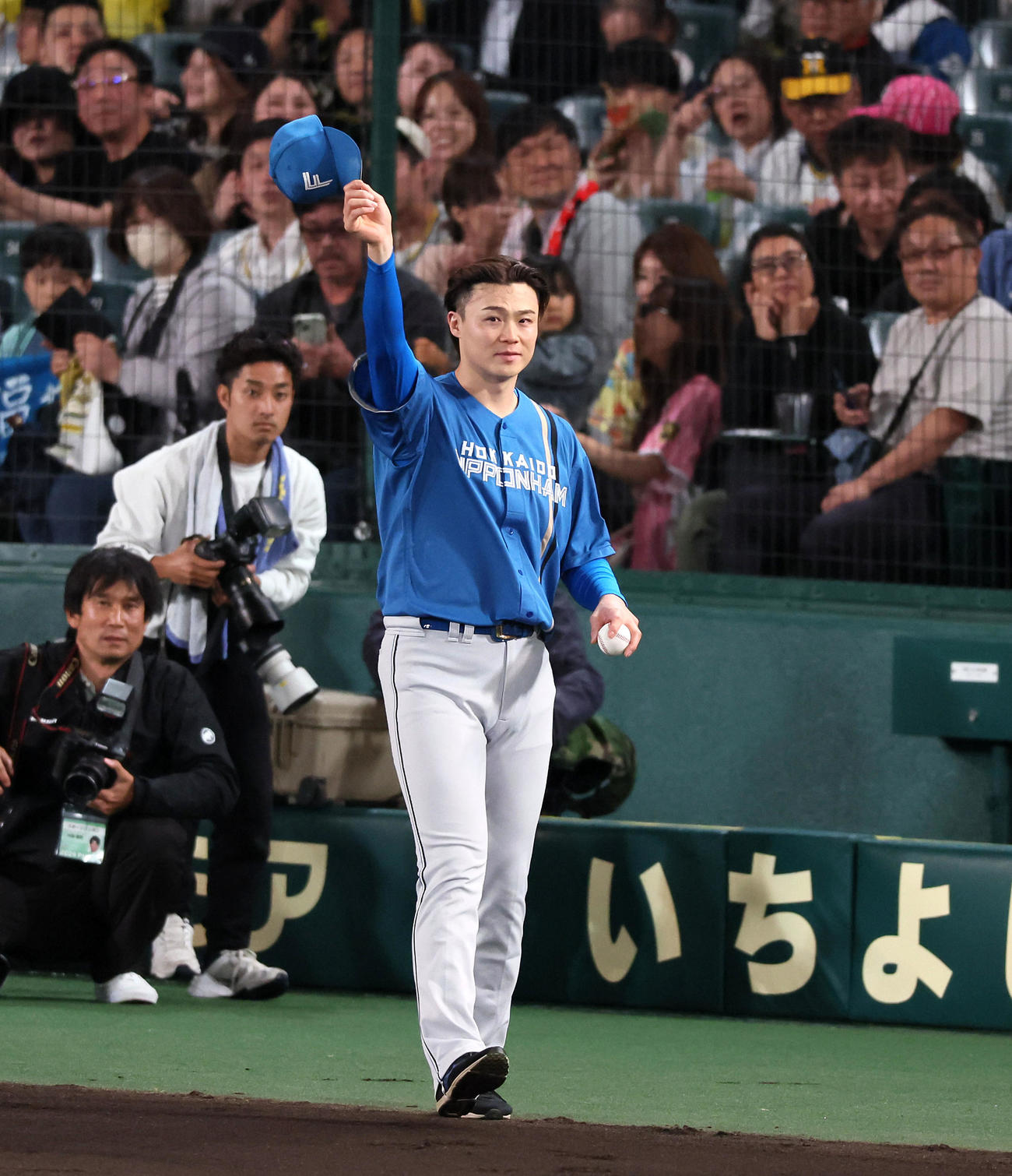 阪神対日本ハム　阪神に勝利しスタンドに手を振る山崎（撮影・加藤哉）