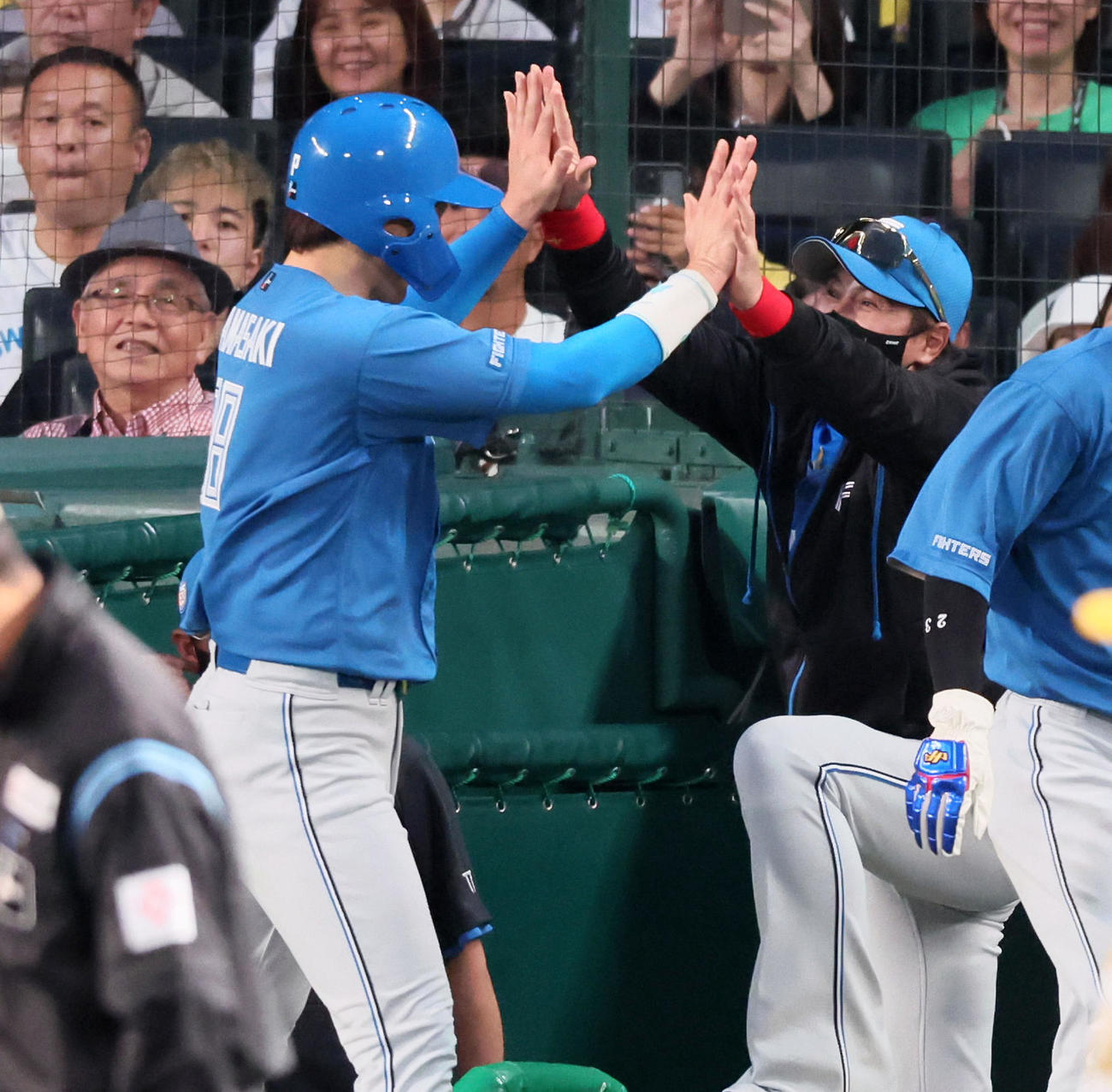 阪神対日本ハム　4回表日本ハム無死二、三塁、水野の右適時打で生還した山崎（左）とタッチする新庄監督（撮影・加藤哉）