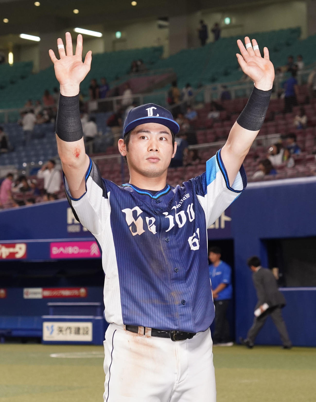 中日対西武　ヒーローインタビューを終えファンの声援に応える岸（撮影・森本幸一）