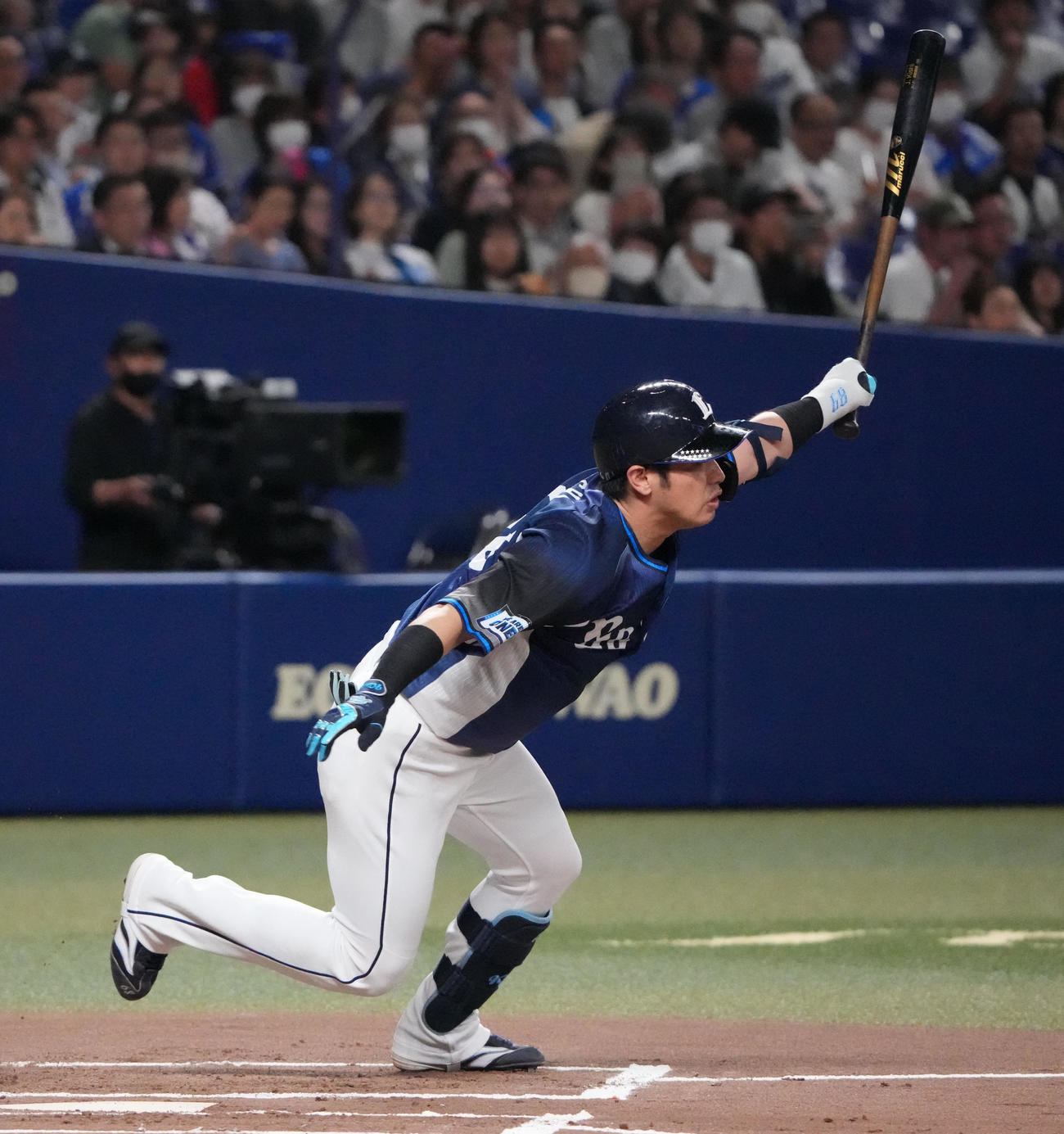 中日対西武　1回表西武1死満塁、先制の遊ゴロを放つ岸（撮影・森本幸一）