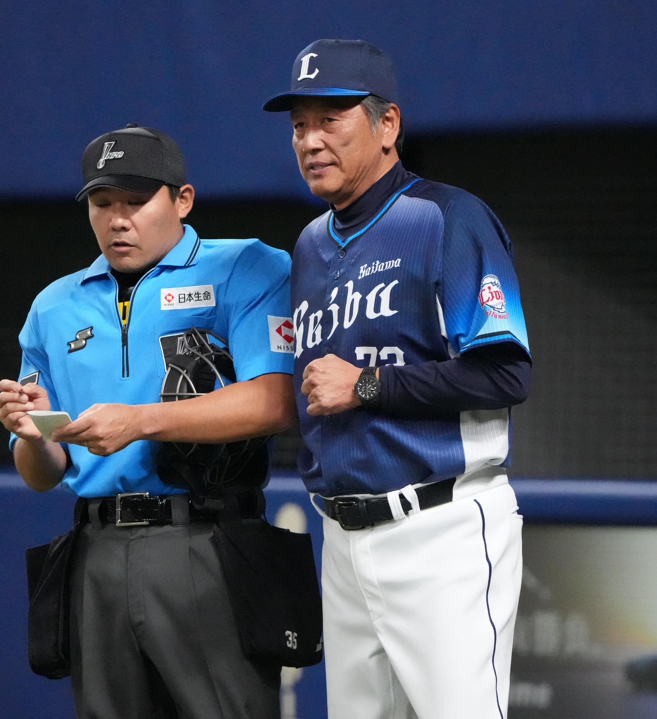 中日対西武　6回表終了、選手交代を告げる渡辺監督代行（右）（撮影・森本幸一）