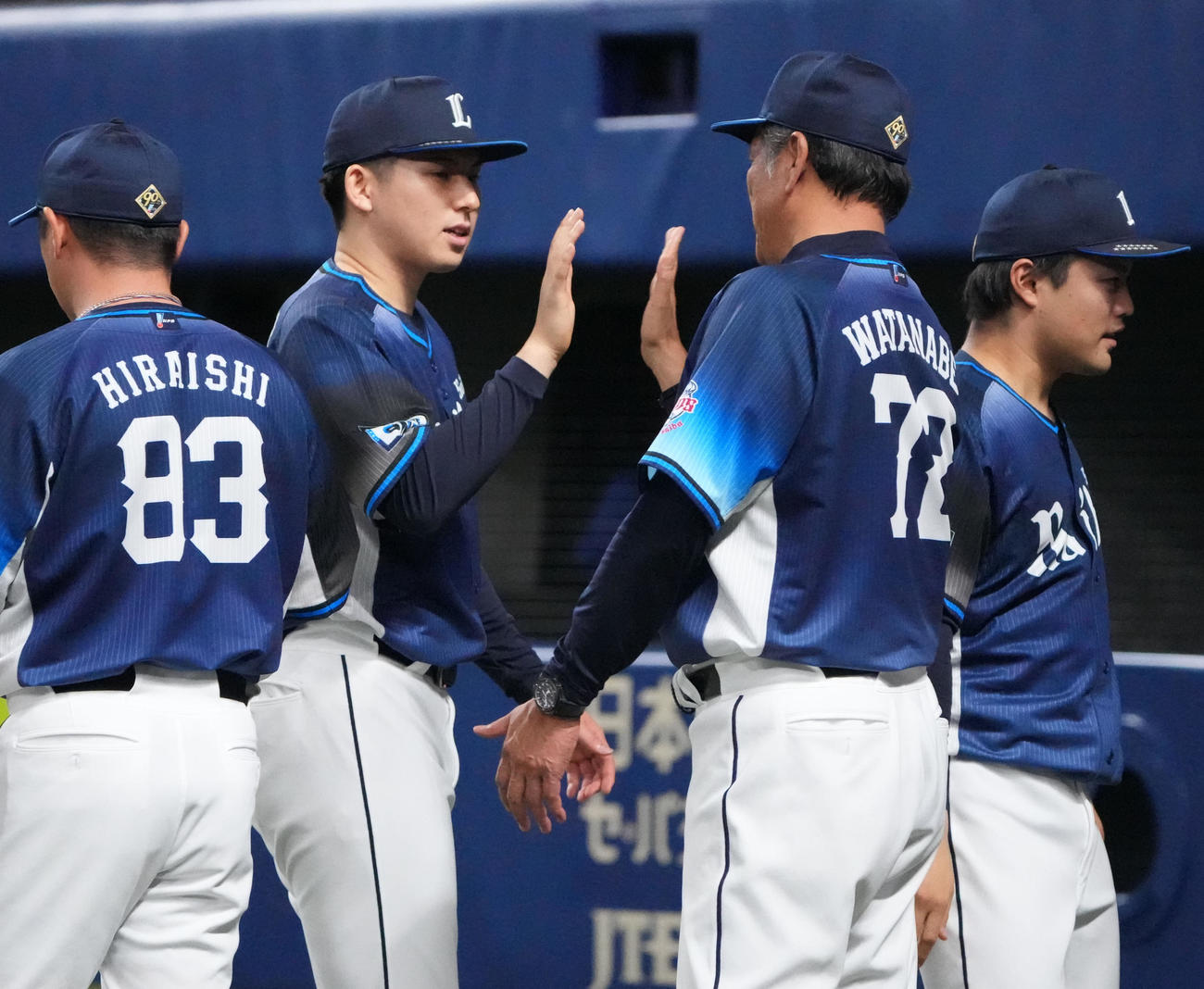 中日対西武　試合終了、渡辺監督代行とタッチを交わす武内（左から2人目）（撮影・森本幸一）