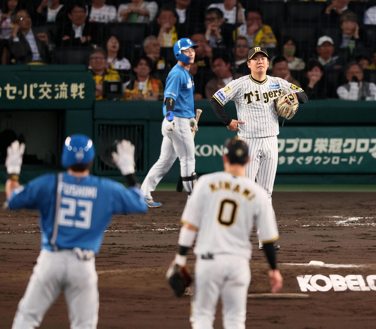 阪神対日本ハム　4回表日本ハム無死一、二塁、西勇は伏見（左手前）の投前バントを三塁へ悪送球し、2点目献上を悔しがる（撮影・加藤哉）
