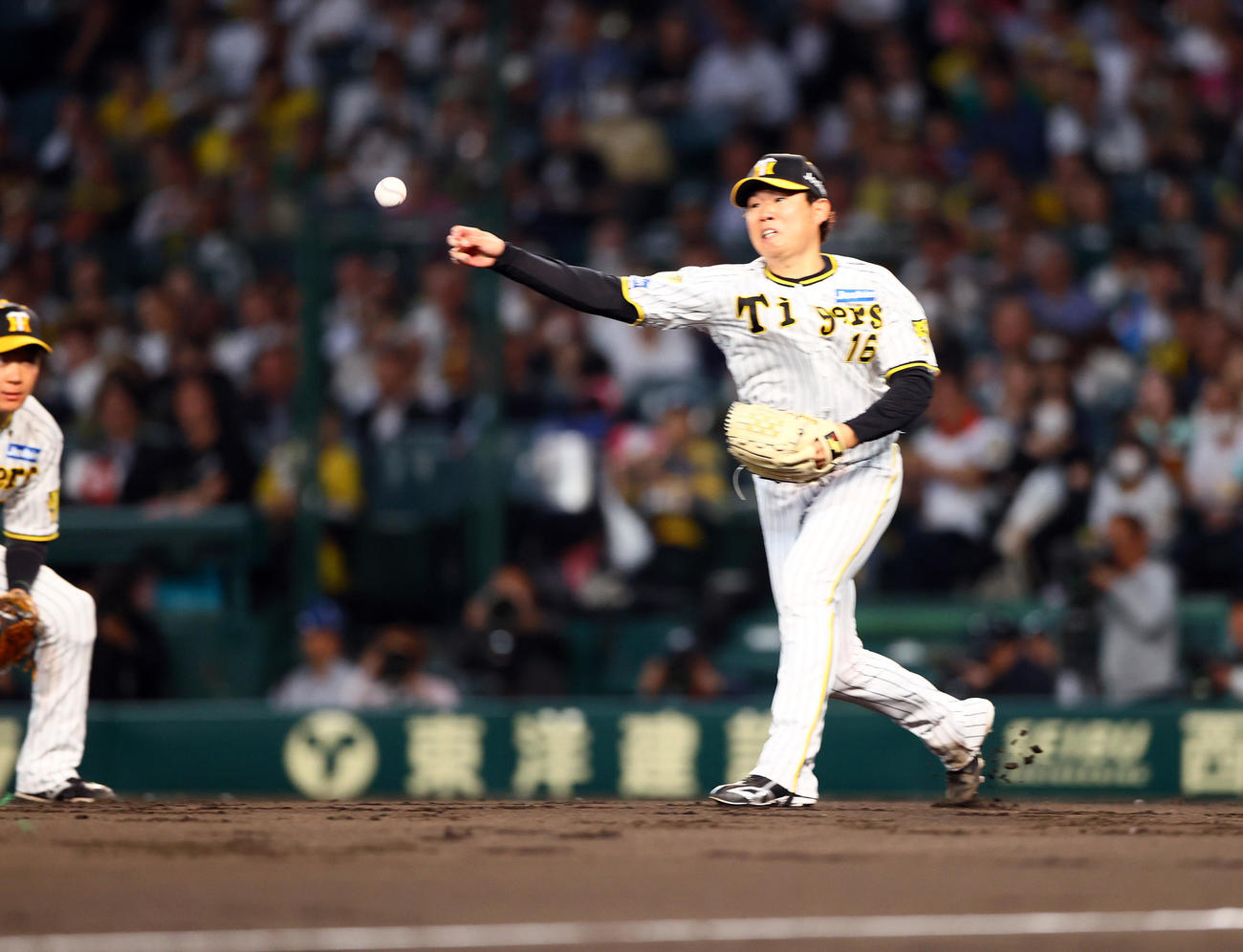 阪神対日本ハム　4回表日本ハム無死一、二塁、西勇は伏見のバントで三塁に悪送球する（撮影・上山淳一）