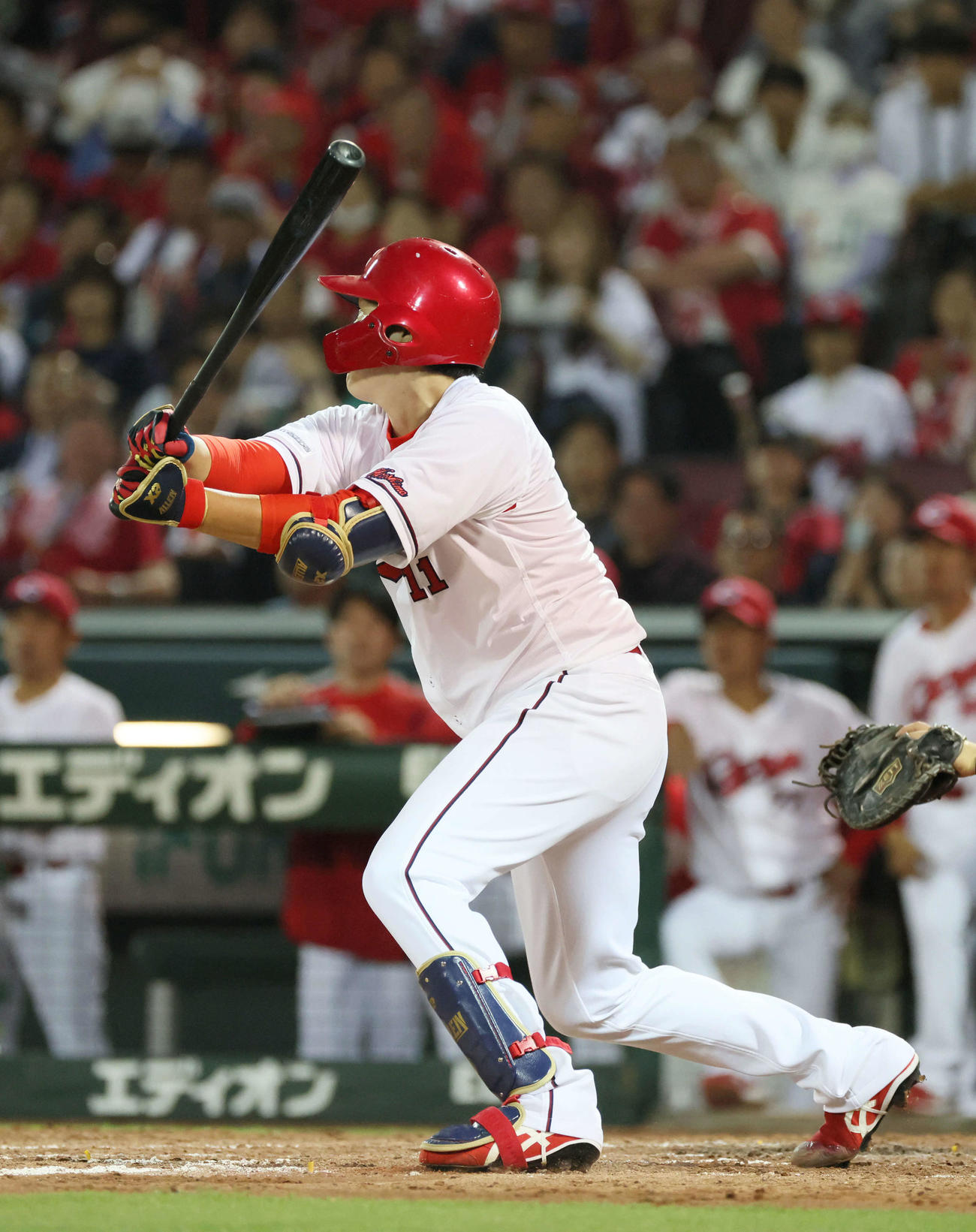 広島対オリックス　4回裏広島1死三塁、九里は右犠飛を放つ（撮影・加藤孝規）