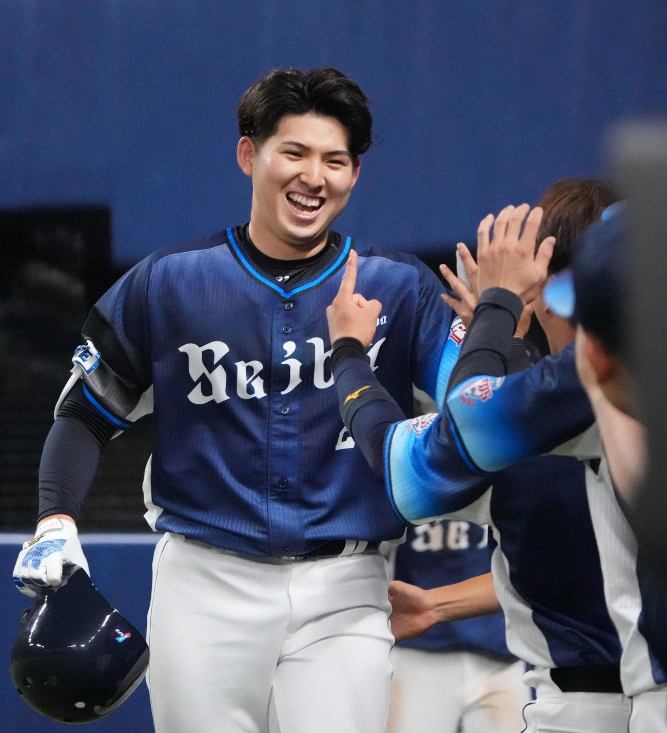 中日対西武　5回表無死二塁、犠打を決め笑顔でタッチを交わす武内（撮影・森本幸一）