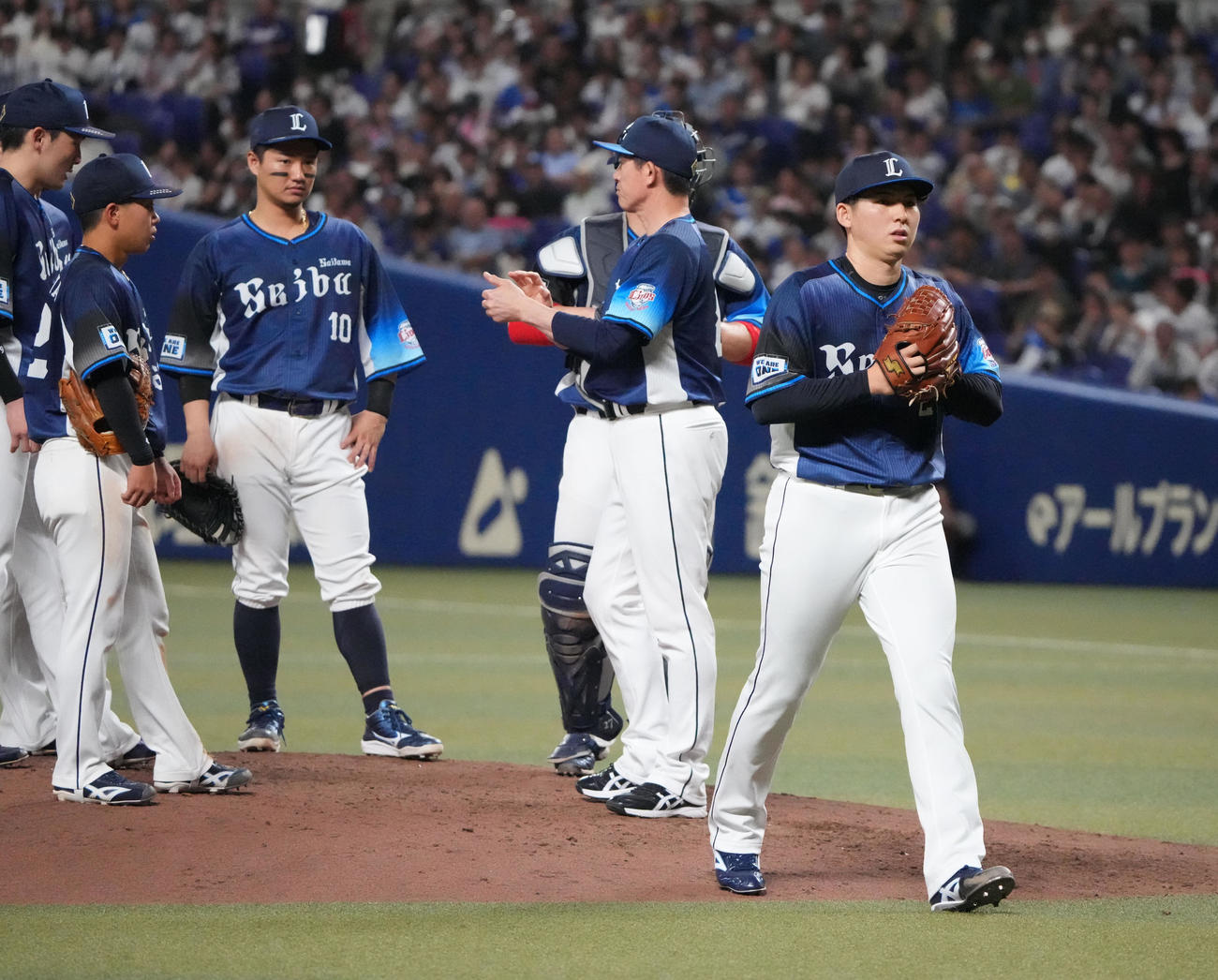 中日対西武　6回裏中日2死二塁、マウンドを降りる武内（右）（撮影・森本幸一）