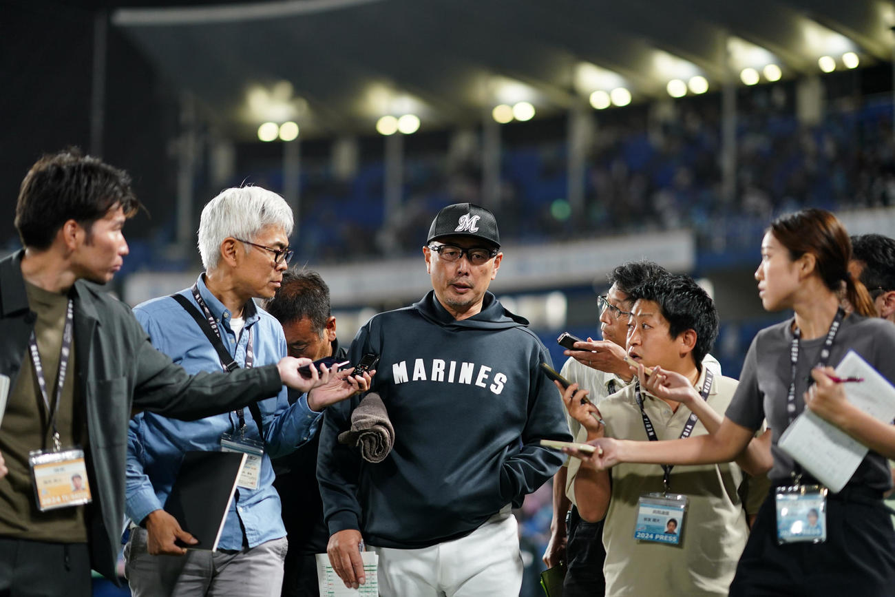 ヤクルト対ロッテ　ヤクルトと引き分けに終わり引き揚げるロッテ吉井監督（撮影・横山健太）