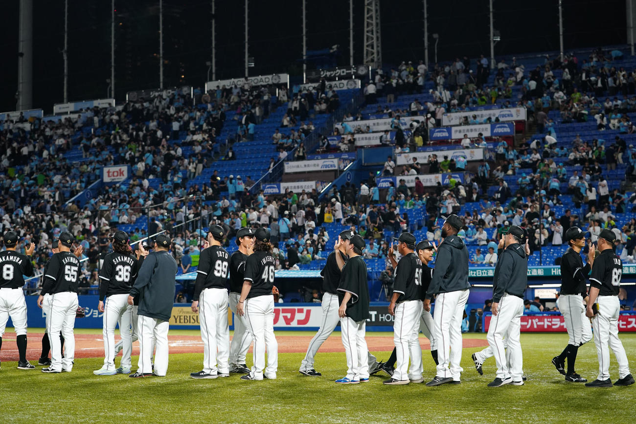 ヤクルト対ロッテ　ヤクルトと引き分けに終わり引き揚げるロッテナイン（撮影・横山健太）