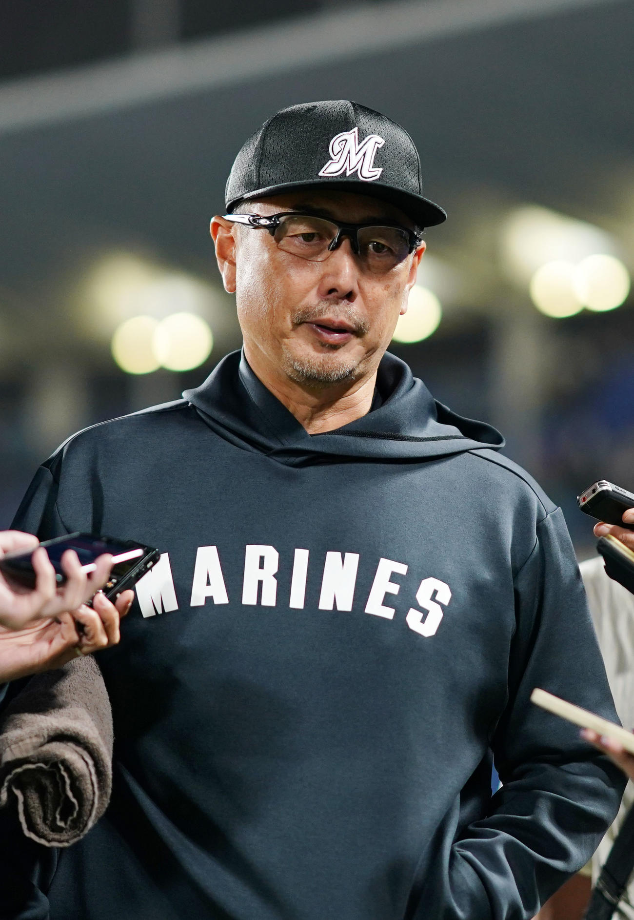 ヤクルト対ロッテ　ヤクルトと引き分けに終わり引き揚げるロッテ吉井監督（撮影・横山健太）